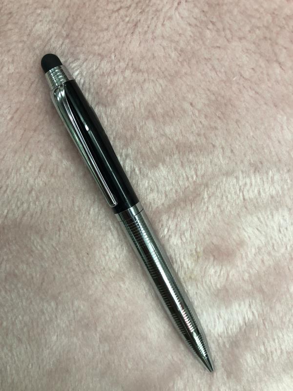 Metal pen with screen cleaner